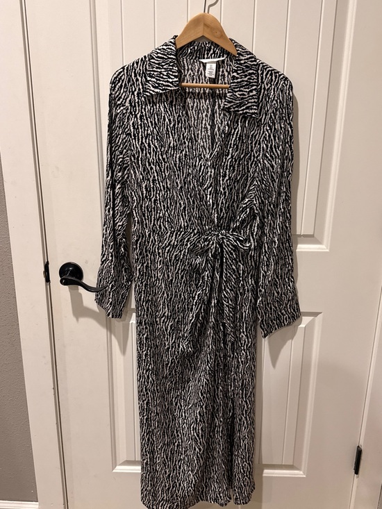 H&M Dresses & Skirts - H&M Black and White Printed Long Sleeve Wrap Dress